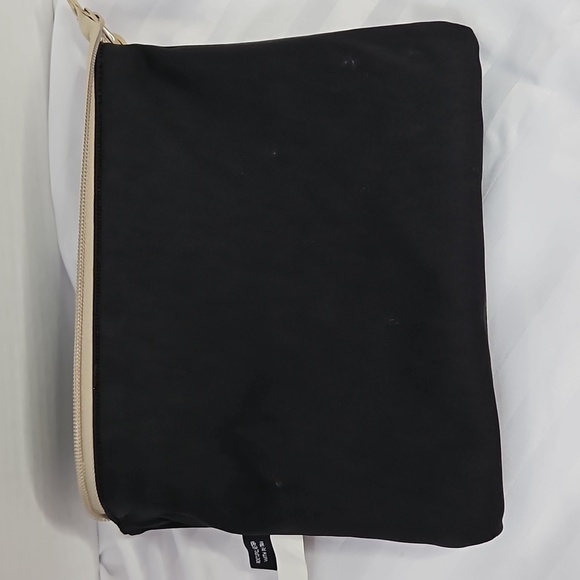 MARC JACOBS NYLON WRISTLET IN BLACK - Picture 5 of 10